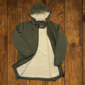 Parka verte doublée présentée à plat sur fond bois, vêtement outdoor durable