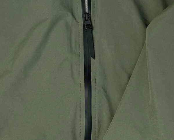 Gros plan sur fermeture éclair d’une parka outdoor écoresponsable
