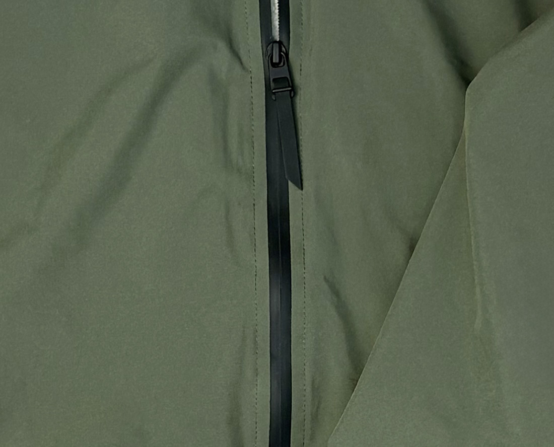 Gros plan sur fermeture éclair d’une parka outdoor écoresponsable