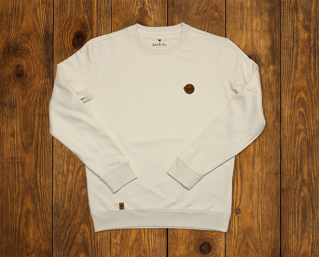 Sweat écru présenté à plat, vêtement confortable et durable