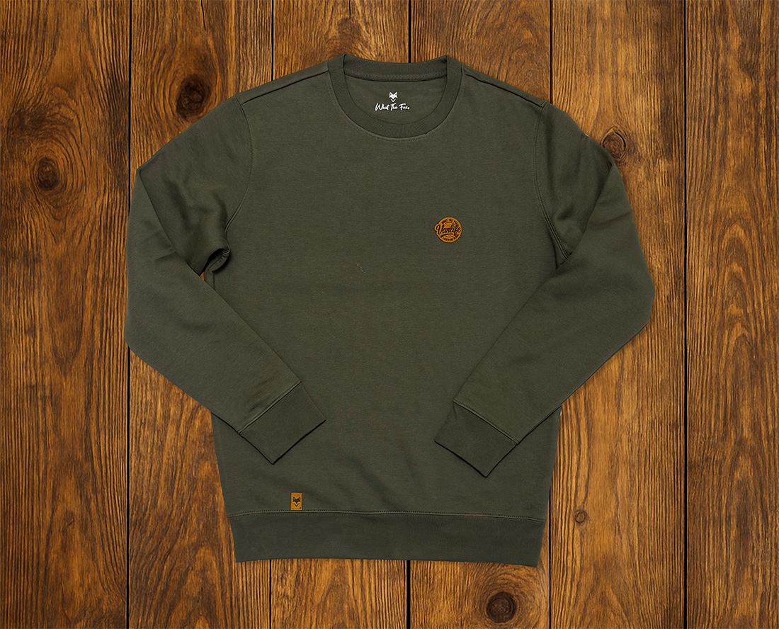 Sweat vert foncé présenté à plat, basique lifestyle écoresponsable