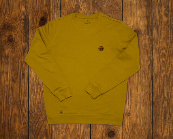 Sweat présenté à plat sur fond bois, vêtement outdoor