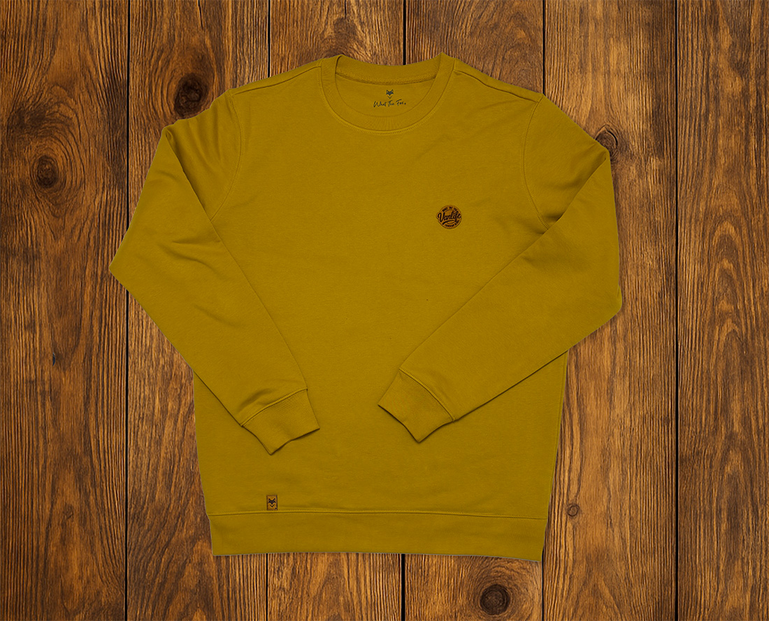 Sweat présenté à plat sur fond bois, vêtement outdoor