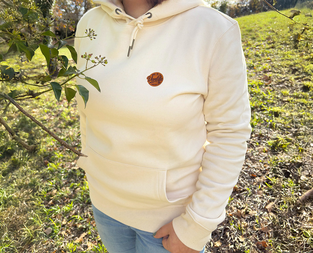 Sweat recyclé portée avec écusson sur la poitrine vanlife