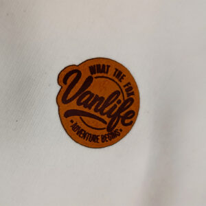 Patch logo Vanlife imprimé sur fond clair, identité de marque outdoor