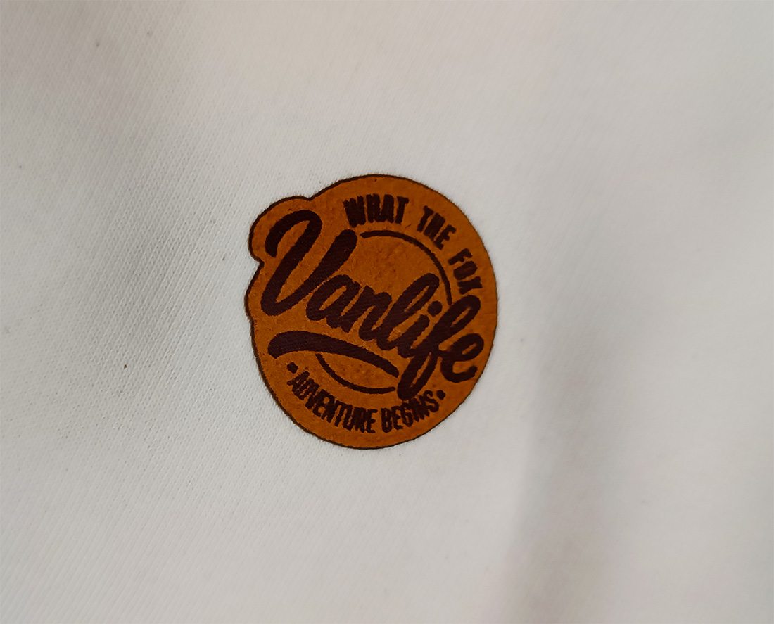 Patch logo Vanlife imprimé sur fond clair, identité de marque outdoor