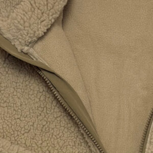 Gros plan sur fermeture et doublure d’une veste sherpa outdoor écoresponsable