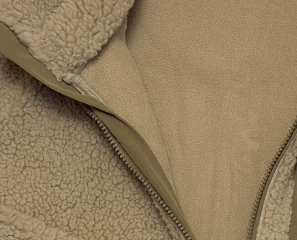 Gros plan sur fermeture et doublure d’une veste sherpa outdoor écoresponsable