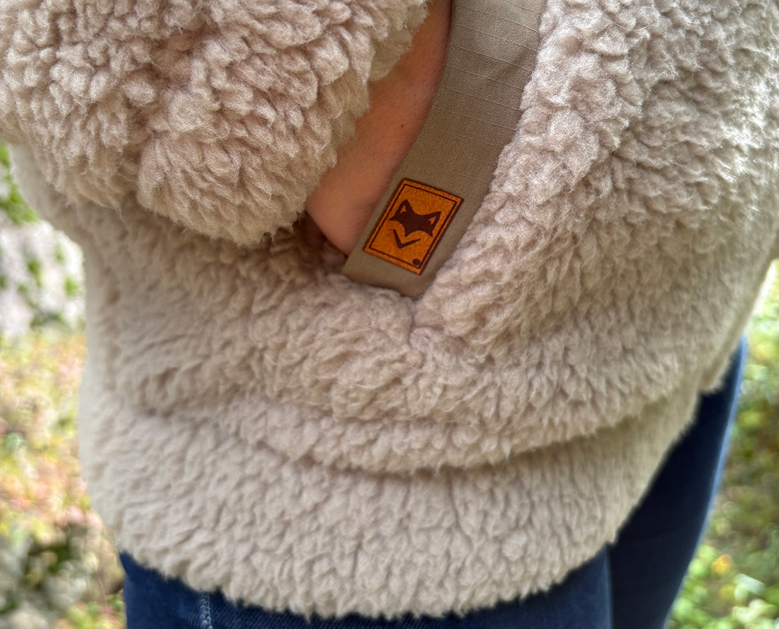 Gros plan sur fermeture et doublure d’une veste sherpa outdoor écoresponsable