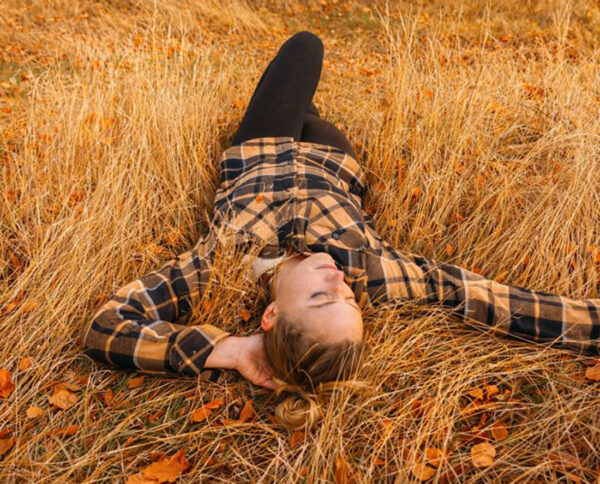 chemise en coton flanelle doublé sherpa prise en extérieur portée par une femme allongé dans l'herbe