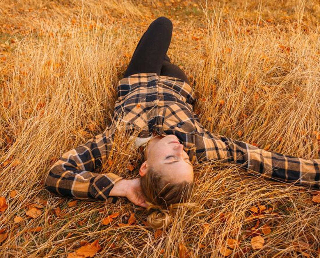 chemise en coton flanelle doublé sherpa prise en extérieur portée par une femme allongé dans l'herbe