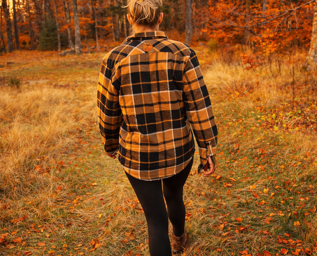 chemise en coton flanelle doublé sherpa prise en extérieur portée par une femme marchant dans la nature