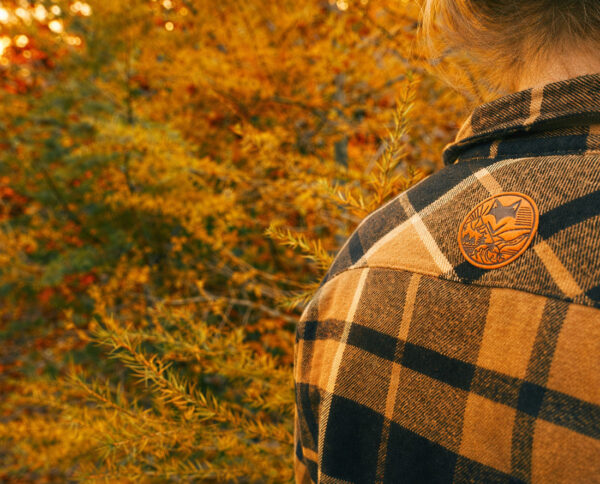 Gros plan sur écusson suédine dans le dos de notre chemise en coton flanelle doublé sherpa