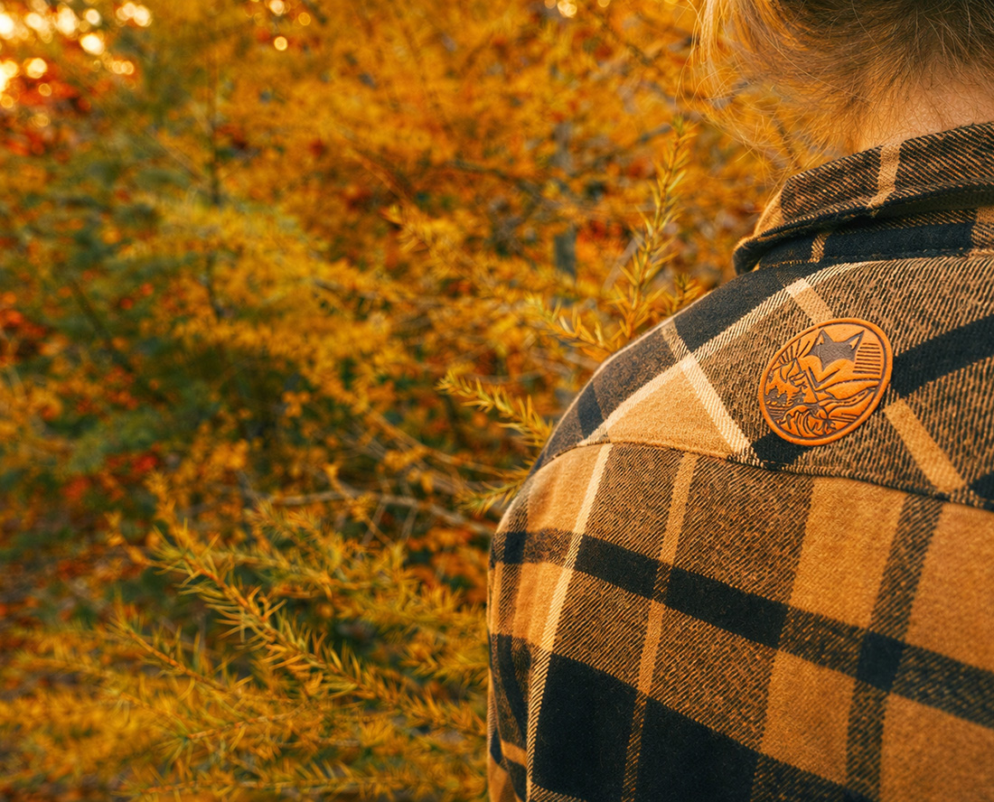 Gros plan sur écusson suédine dans le dos de notre chemise en coton flanelle doublé sherpa