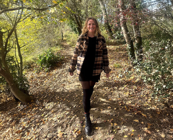 chemise en coton flanelle style bucheron doublé sherpa prise en extérieur portée par une femme en robe noire