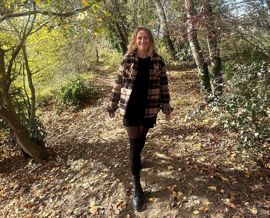 chemise en coton flanelle style bucheron doublé sherpa prise en extérieur portée par une femme en robe noire