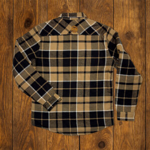 Dos d’une chemise à carreaux épaisse, style aventure et vanlife