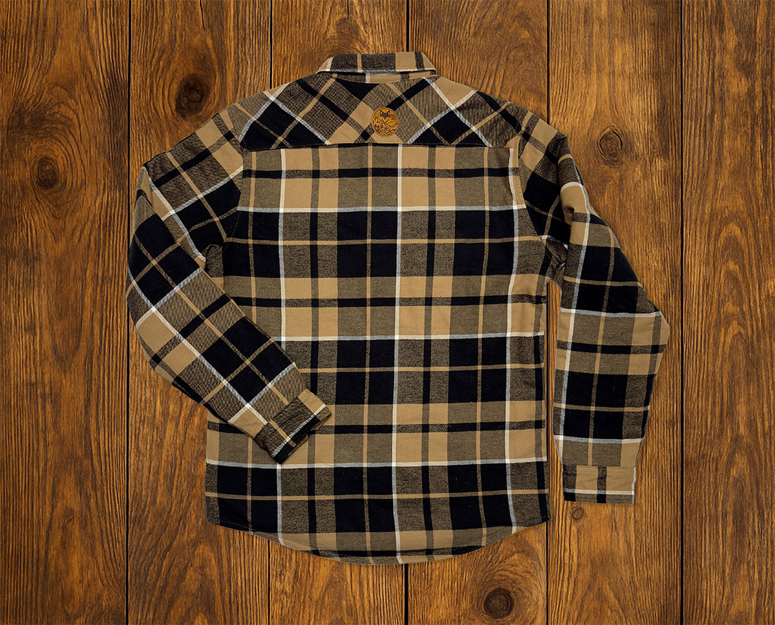 Dos d’une chemise à carreaux épaisse, style aventure et vanlife