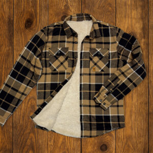 Chemise à carreaux doublée sherpa présentée à plat, vêtement outdoor durable