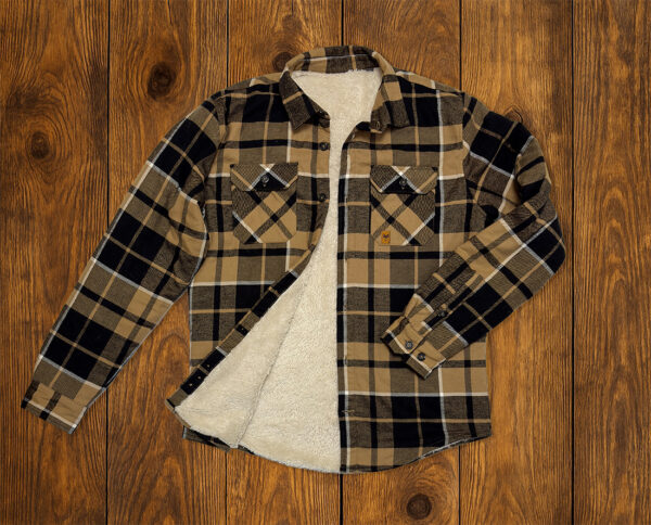 Chemise à carreaux doublée sherpa présentée à plat, vêtement outdoor durable