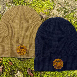 Bonnet en laine mérinos porté avec écusson en suédine lors d'une randonnée dans les alpes