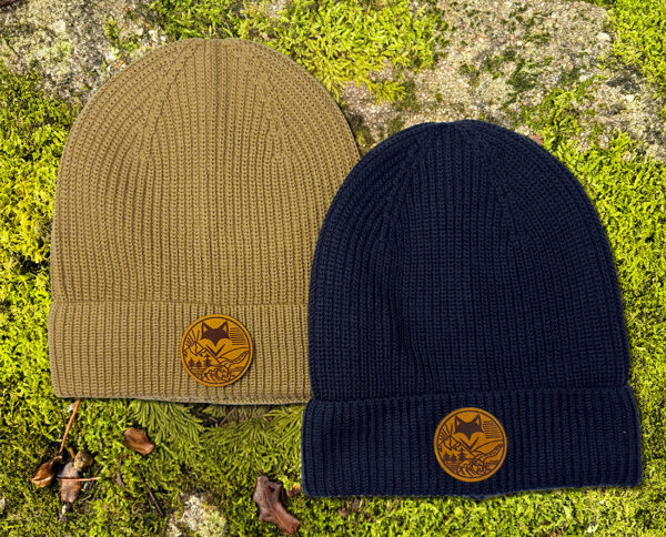 Bonnet en laine mérinos porté avec écusson en suédine lors d'une randonnée dans les alpes