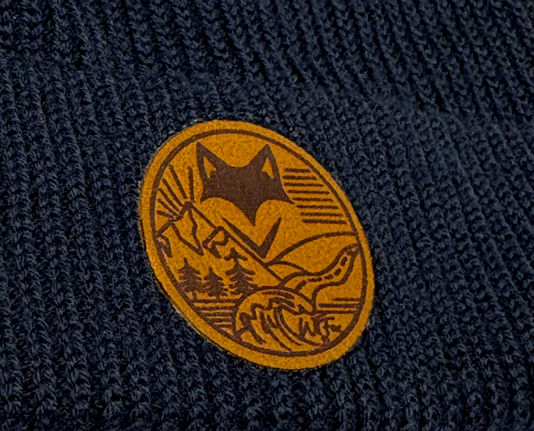 gros plan, sur notre écusson sur bonnet en laine de mérinos