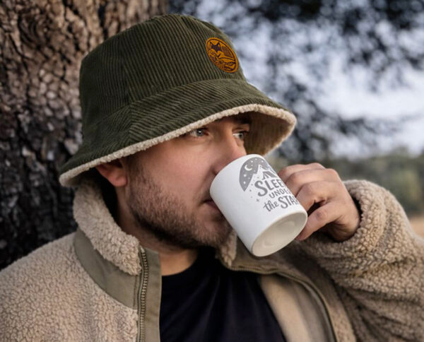 Gros plan sur notre bob kaki en velour cotelé