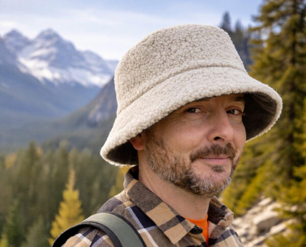 Photo de notre bob en velours cotelé / sherpa réversible avec son patch prise en rando dans les Alpes