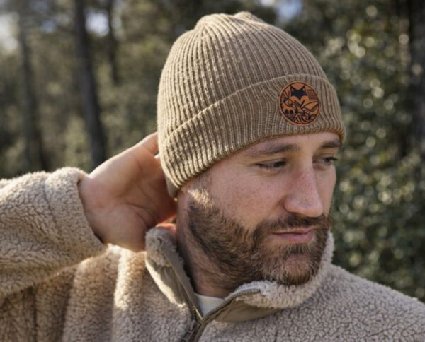 photo du Bonnet en laine mérinos avec son patch vanlife porté par un homme