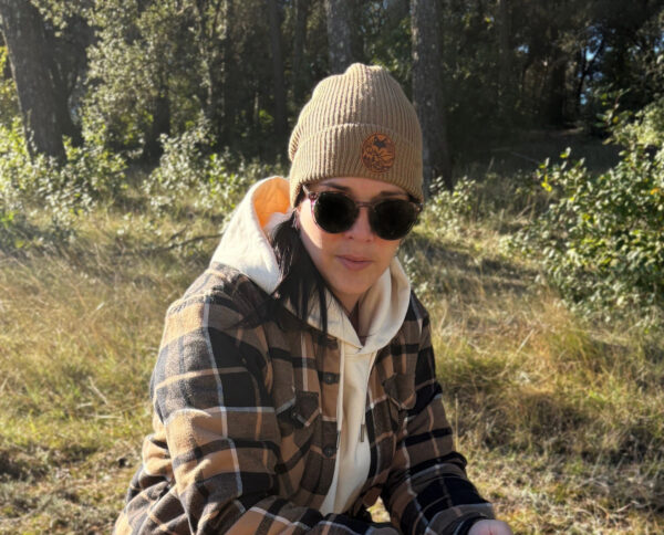 Femme portant notre bonnet en laine mérinos