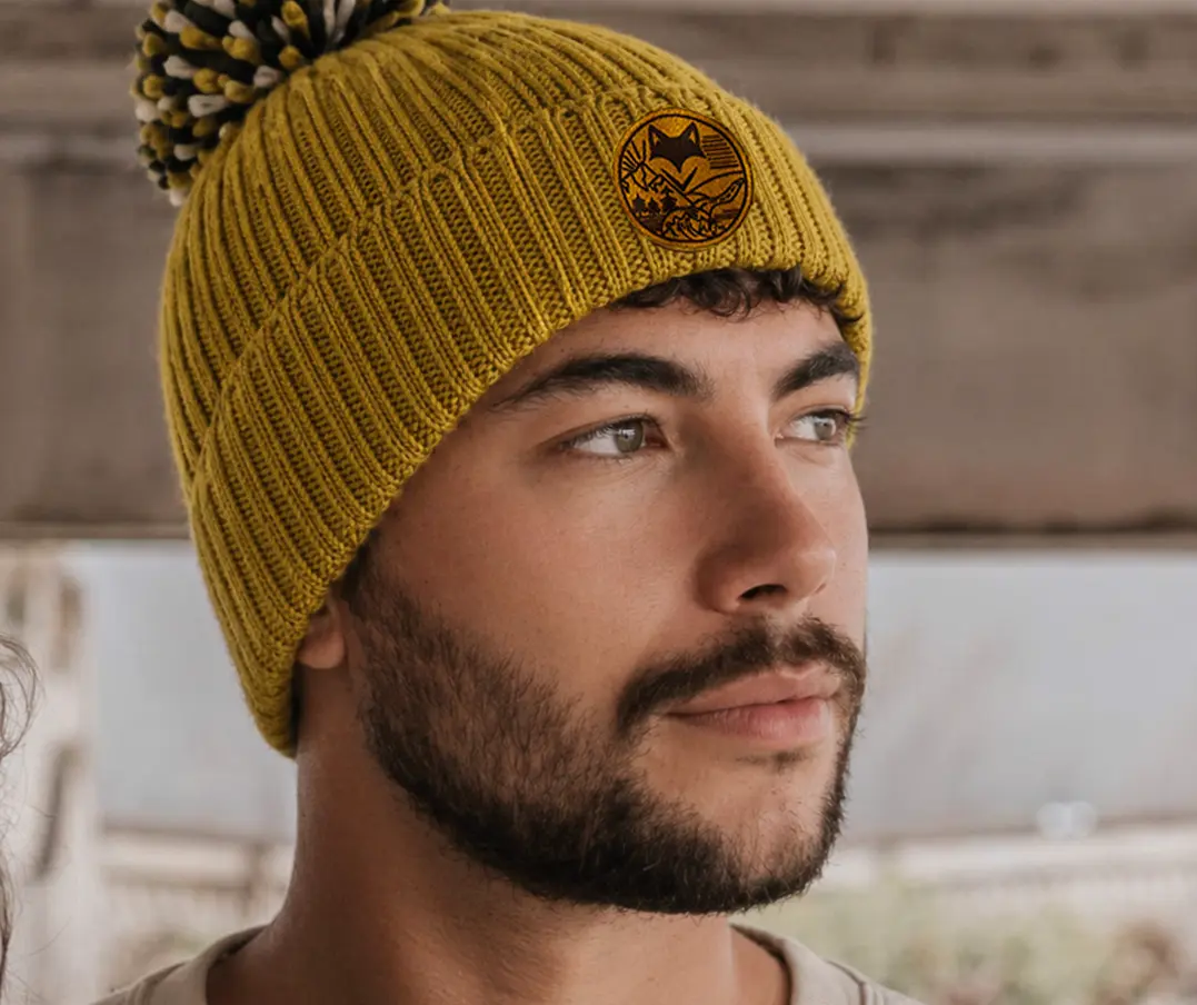 homme portant le bonnet extra chaud doublé molleton avec patch van life