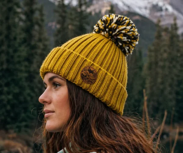 gros plan sur notre bonnet extra chaud porté par une femme lors d'une rando dans les alpes francaise