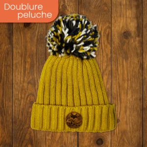 Bonnet doublure peluche extra chaude sur planche en bois pris en studio patch van life visible sur le revers du bonnet