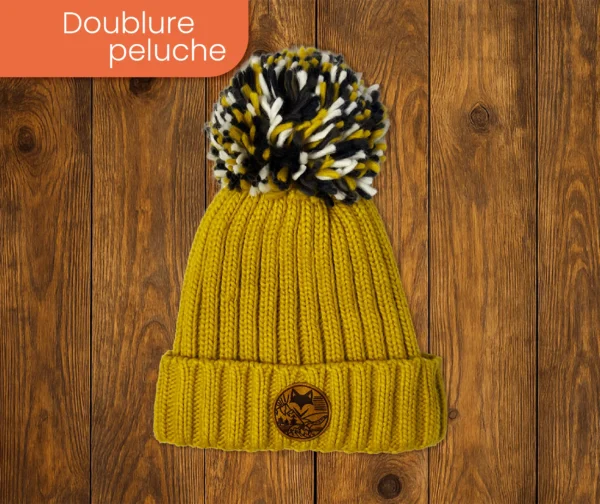 Bonnet doublure peluche extra chaude sur planche en bois pris en studio patch van life visible sur le revers du bonnet