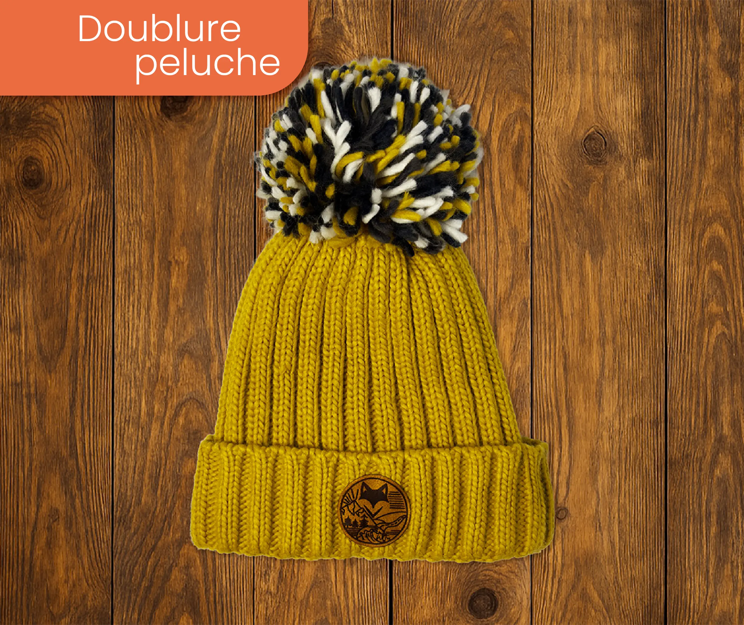 Bonnet doublure peluche extra chaude sur planche en bois pris en studio patch van life visible sur le revers du bonnet