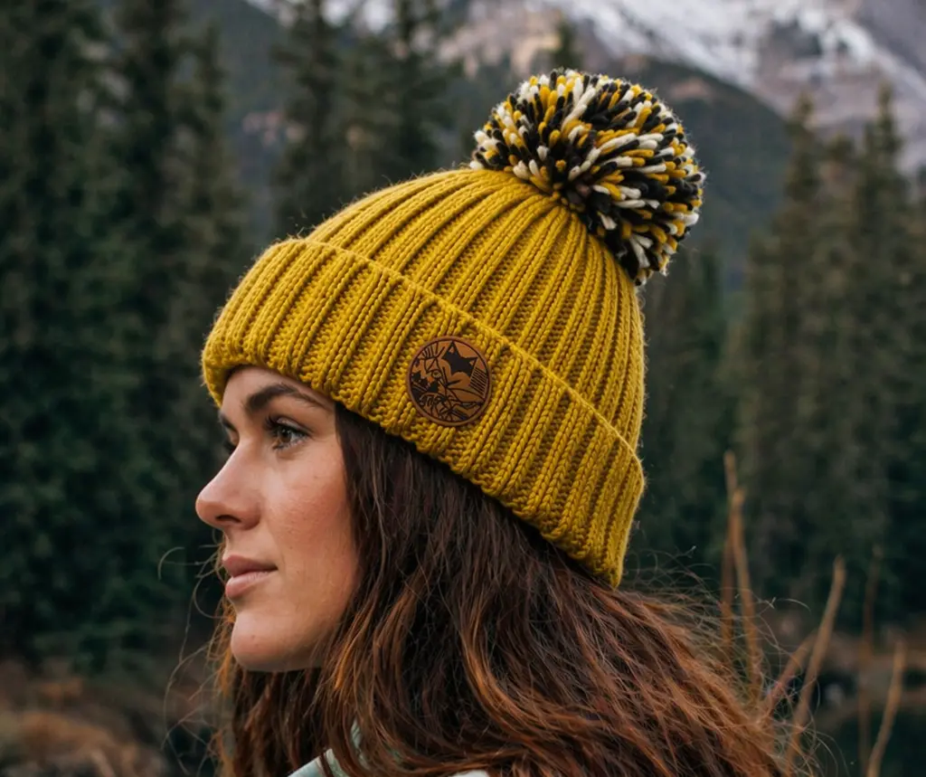 gros plan sur notre bonnet extra chaud porté par une femme lors d'une rando dans les alpes francaise