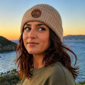 femme en bord de mer elle porte le bonnet en laine premium e merinos de couleur camel