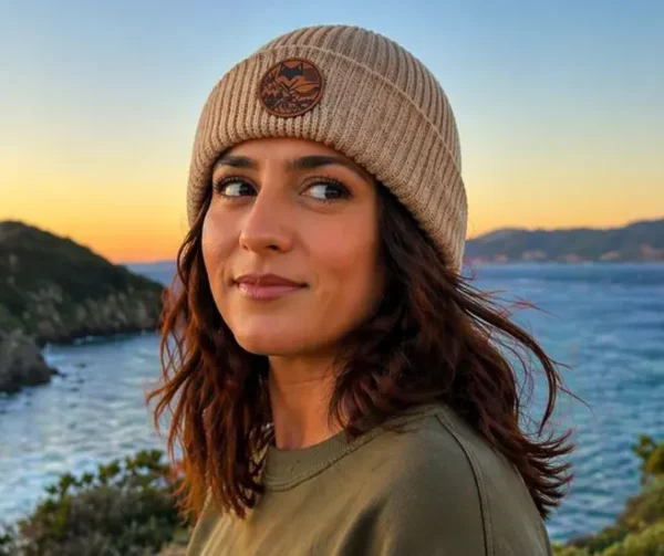 femme en bord de mer elle porte le bonnet en laine premium e merinos de couleur camel