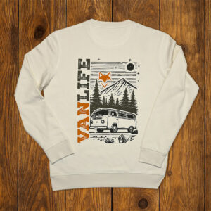 Sweat écru vanlife présenté à plat sur fond bois, mode outdoor durable