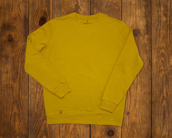 Sweat présenté à plat sur fond bois, vêtement outdoor responsable