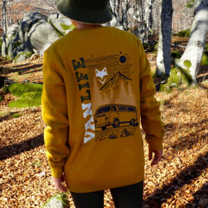 Dos d’un sweat vanlife porté en forêt lors d'une rando, esprit road trip