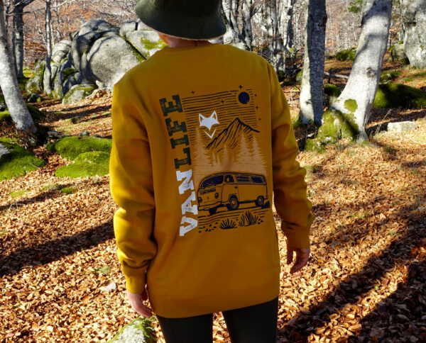 Dos d’un sweat vanlife porté en forêt lors d'une rando, esprit road trip