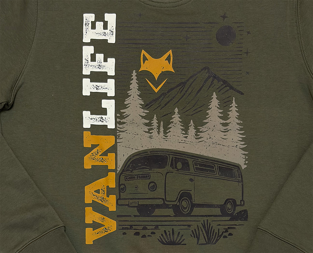 Zoom sur visuel vanlife sur sweat verdure nomade