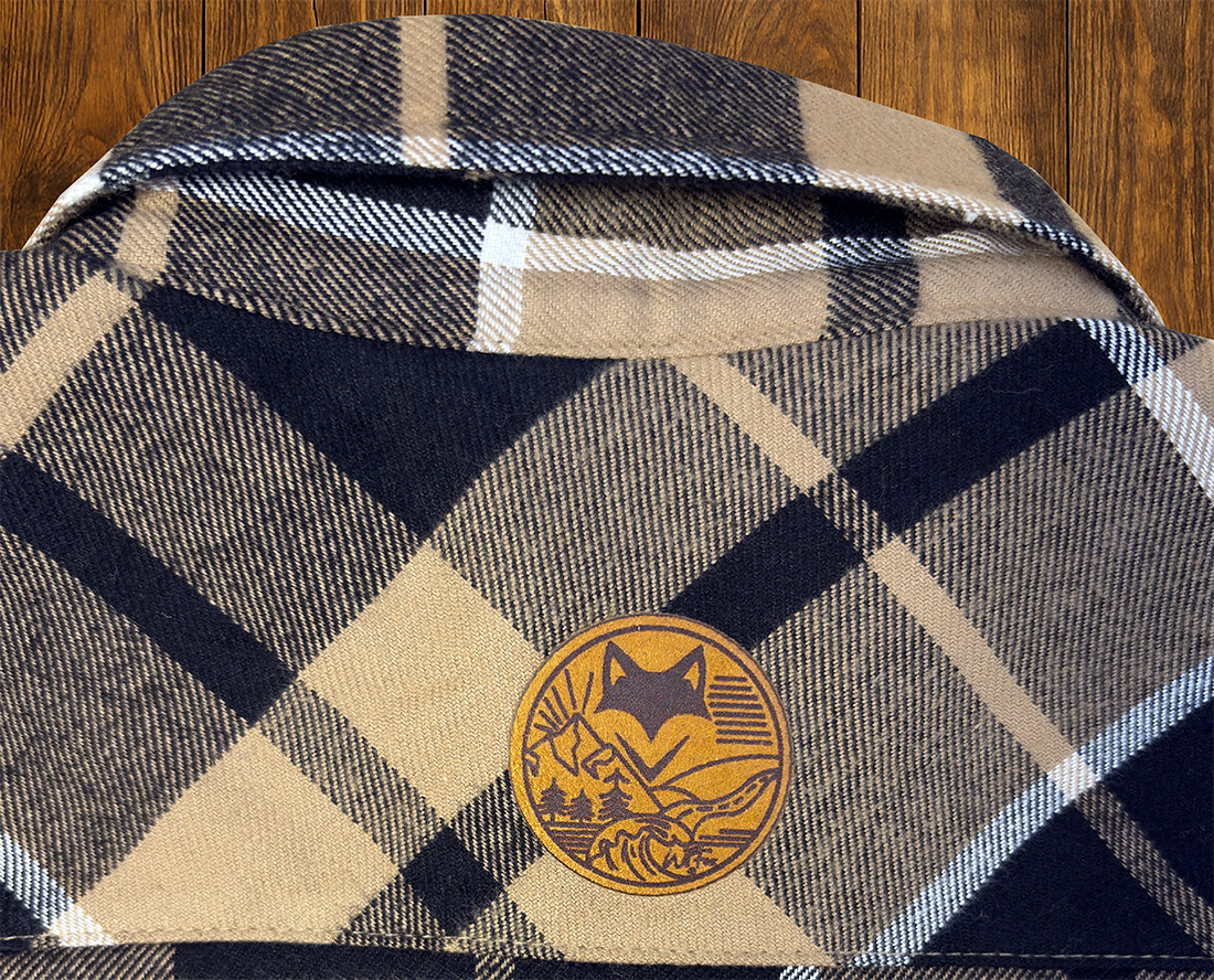 Gros plan sur col et tissu à carreaux avec patch logo