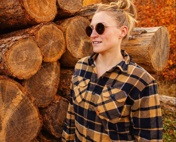 chemise en coton flanelle style bucheron doublé sherpa prise en extérieur portée par une femme