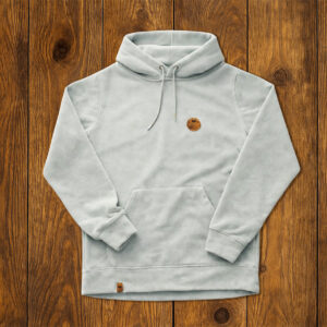 sweat polaris en studio sur planche en bois