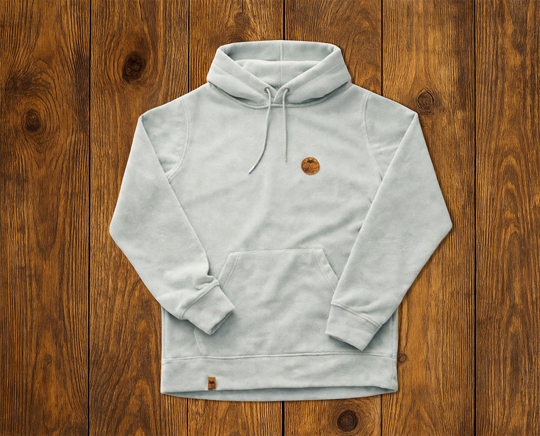 sweat polaris en studio sur planche en bois