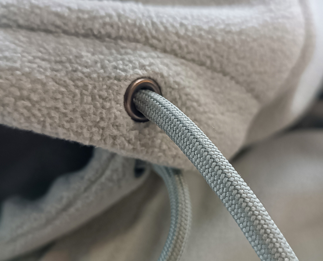 zoom sur cordon rivière alpine de notre sweat polaire 100% recyclé