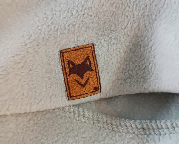 écusson en suédine posé sur matière polaire de notre sweat 100% recyclé